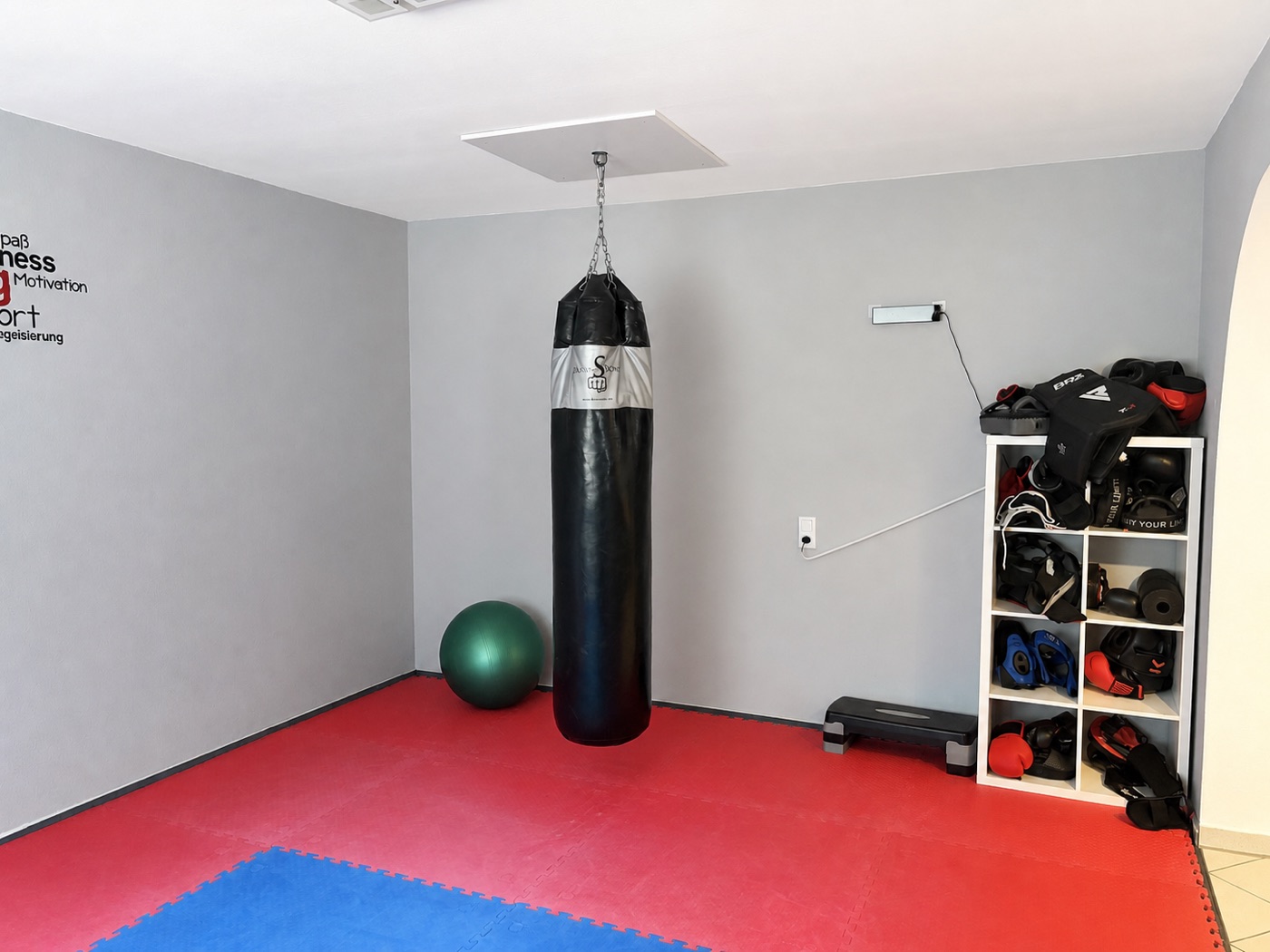 Boxraum mit Sandsack
