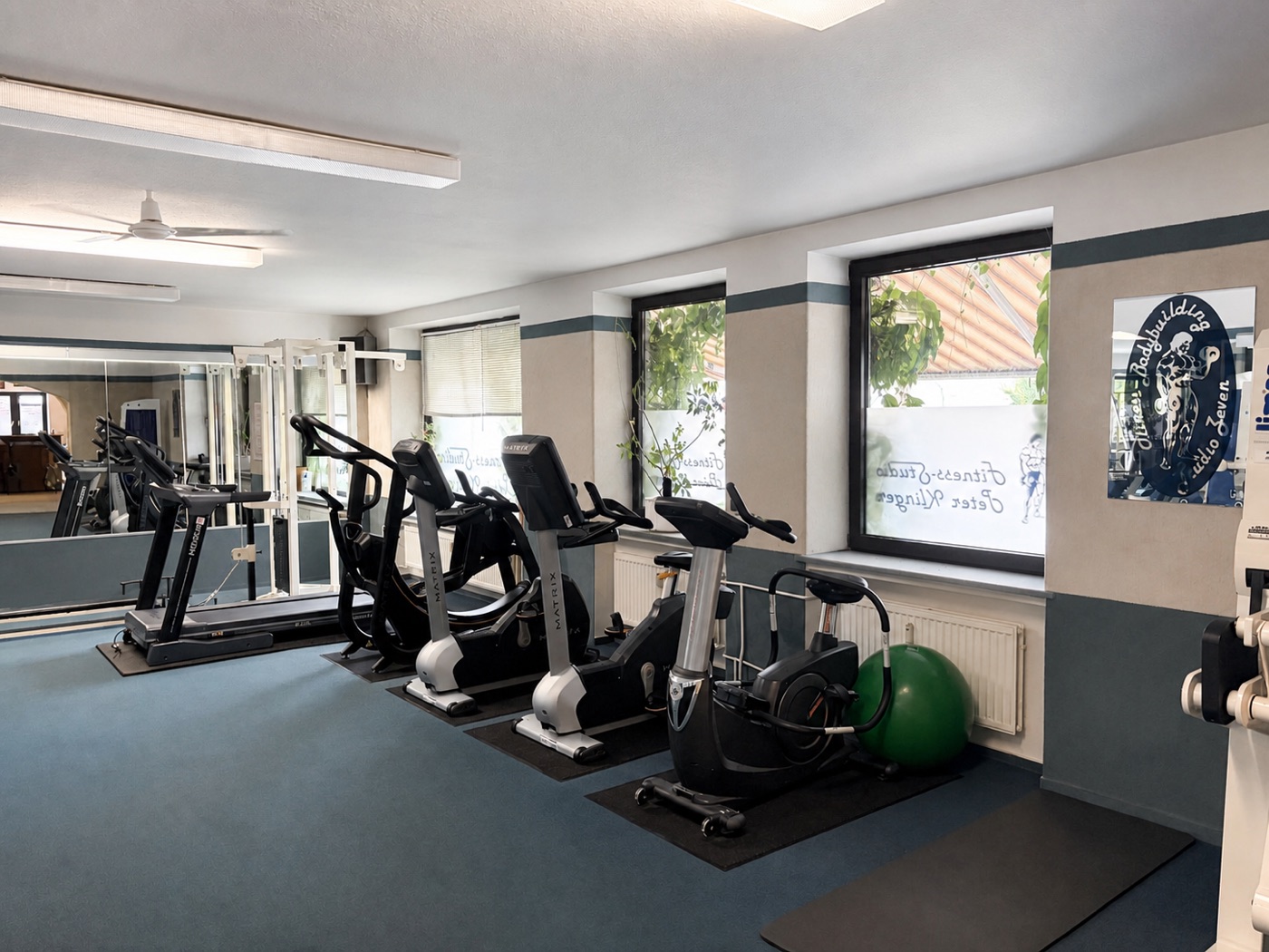 Cardiobereich mit Laufband und Fahrrädern