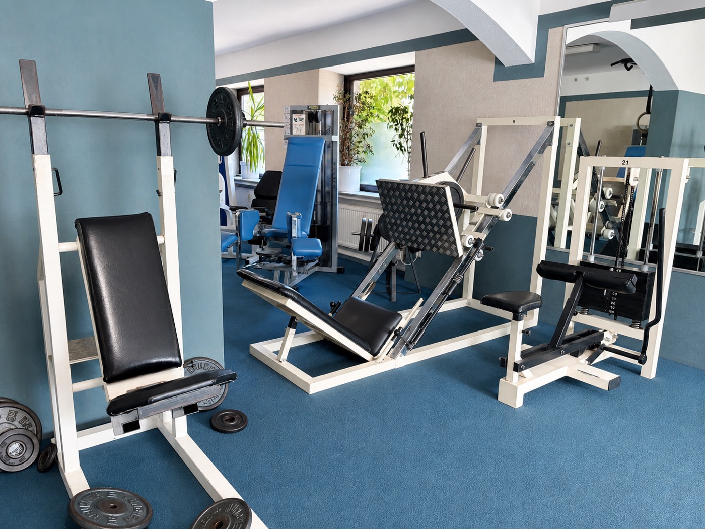 Beinpresse und Trainingsgeräte